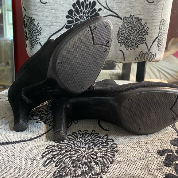 Black suede Bandolino ankle boot with zip and tassel size 8.5 with 3" heel - Picture 11 of 12